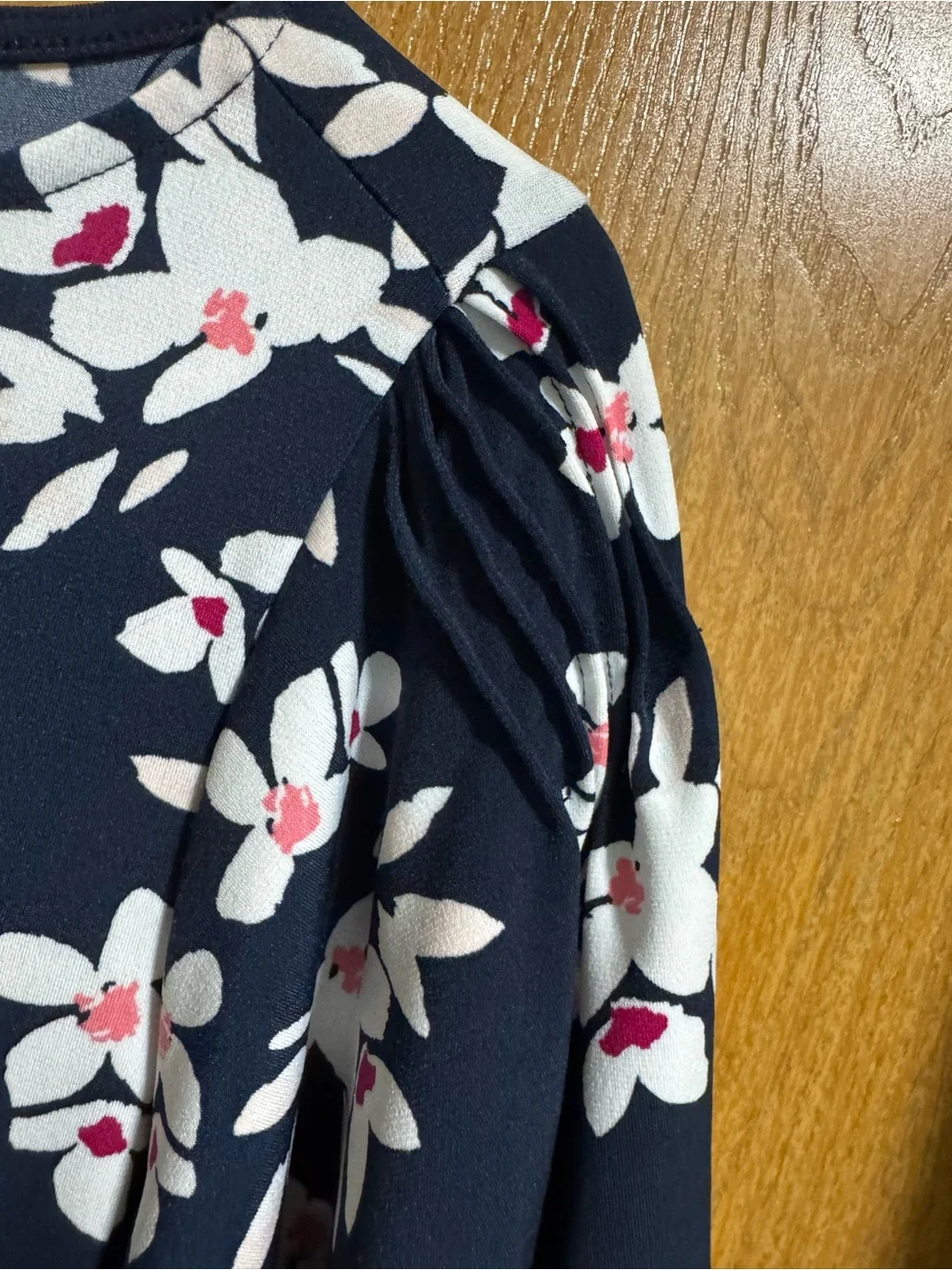 Liz Claiborne Navy Floral Short Sleeve Flutter Top - Medium - Picture 6 of 6